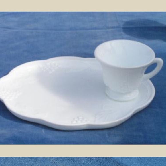 MILK GLASS LUNCHEON PARTY PLATES SET OF 4 VINTAGE 1950s APPETIZER - Picture 6 of 6